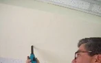 Ingeniero realizando una medición en muro