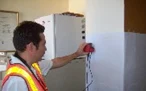 Ingeniero aplicando equipo de diagnóstico sobre una columna